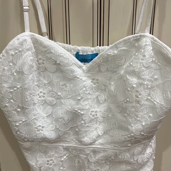 Buttons brand elegant white lace maxi dress with adjustable straps - Picture 4 of 8